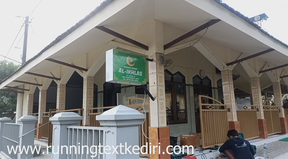 <p><strong>Apa Itu Neon Box? </strong>Neon Box adalah media promosi visual berbentuk kotak atau bentuk khusus lainnya yang menampilkan nama usaha, produk, atau layanan tertentu dengan pencahayaan dari dalam, biasanya menggunakan LED atau lampu neon. Neon Box dapat di buat dari berbagai bahan seperti akrilik, vinil, stainliess, dan galvanis, tergantung kebutuhan dan konsep desain yang diinginkan.</p>